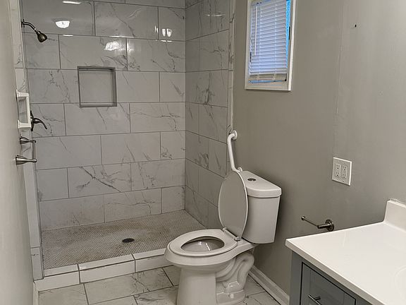 4th image of 401 1st Ave N #401