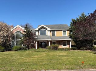 906 Thompson Dr, Bay Shore, NY 11706