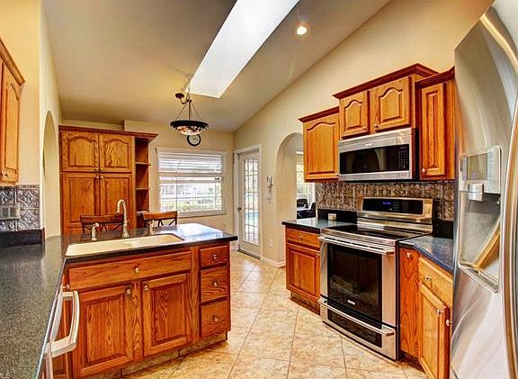 5th image of 1060 SE 20th Pl