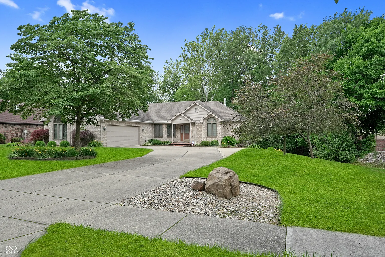 482 Roberson Blvd photo 1