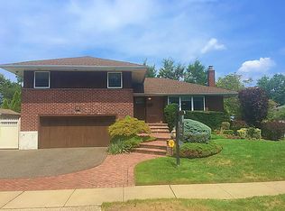 15 Avery Ln, Plainview, NY 11803