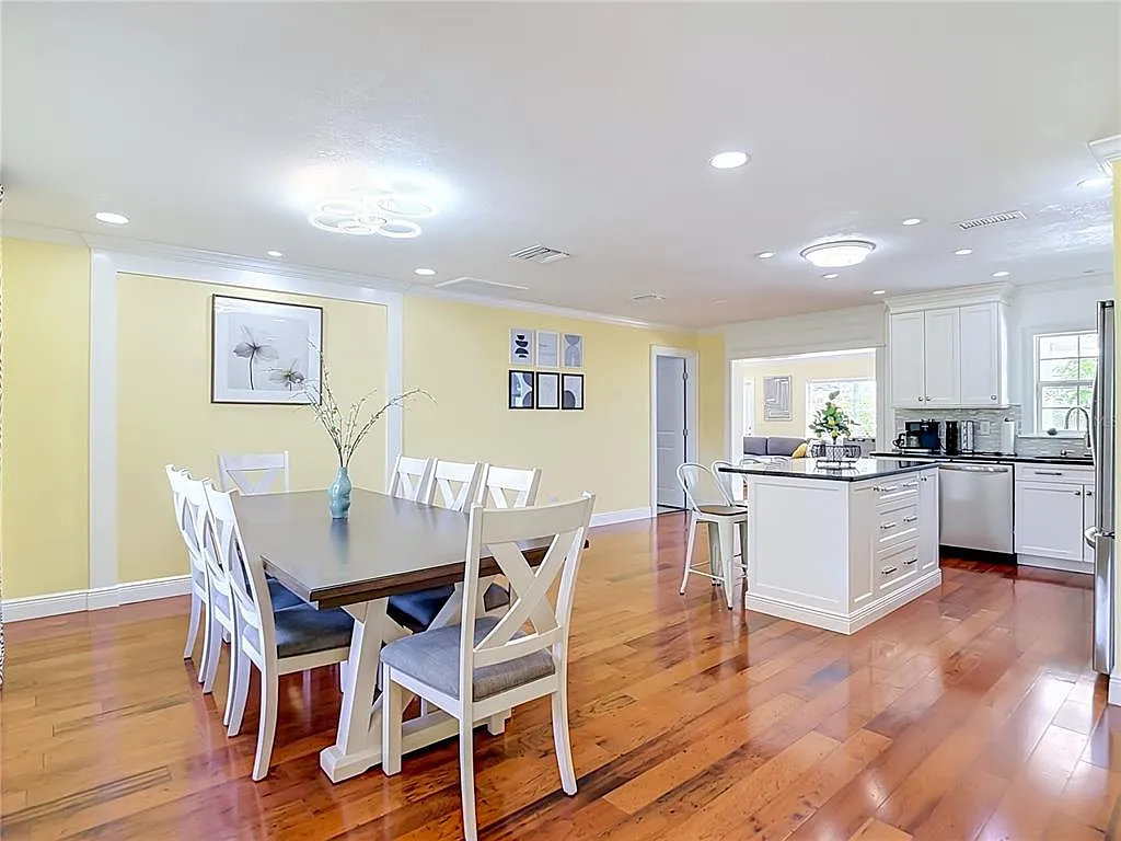 3 bed, 2.0 bath, 1720 sqft, $4,000 — Photo 4