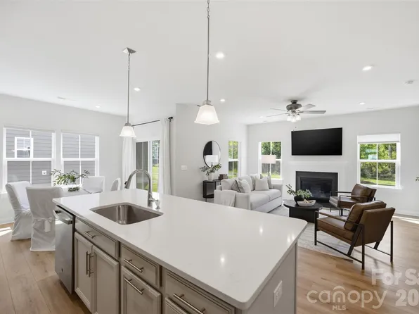 6428 Cambridge Dr, Harrisburg, NC 28075