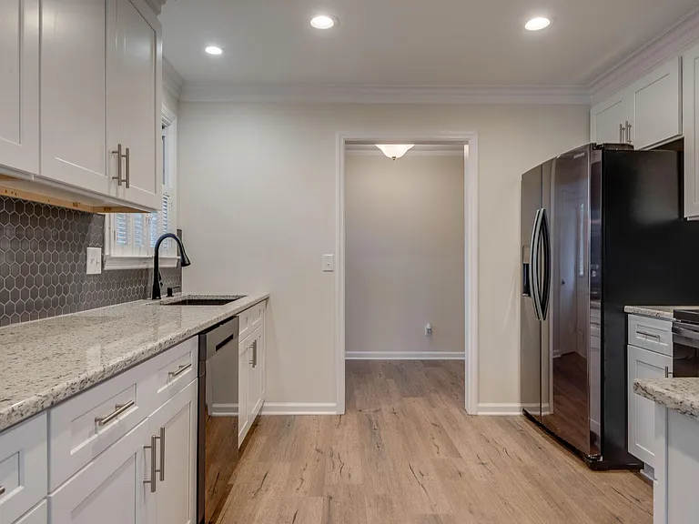 826 Victoria Dr — Photo 14