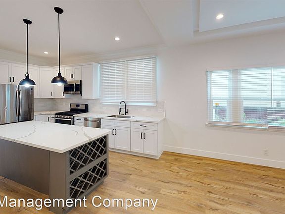 5th image of 1021 S Hayworth Ave