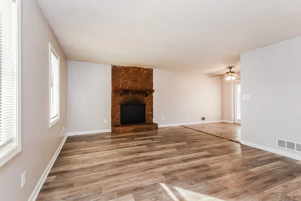 3 bed, 2.0 bath, 1204 sqft, $2,510 — Photo 3