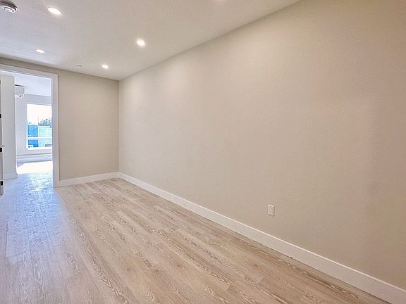 4th image of 373 Knickerbocker Ave #4L