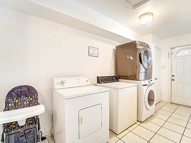 8111 Pine Green Ln — Photo 16