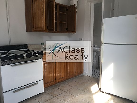 4th image of 3048 32nd St