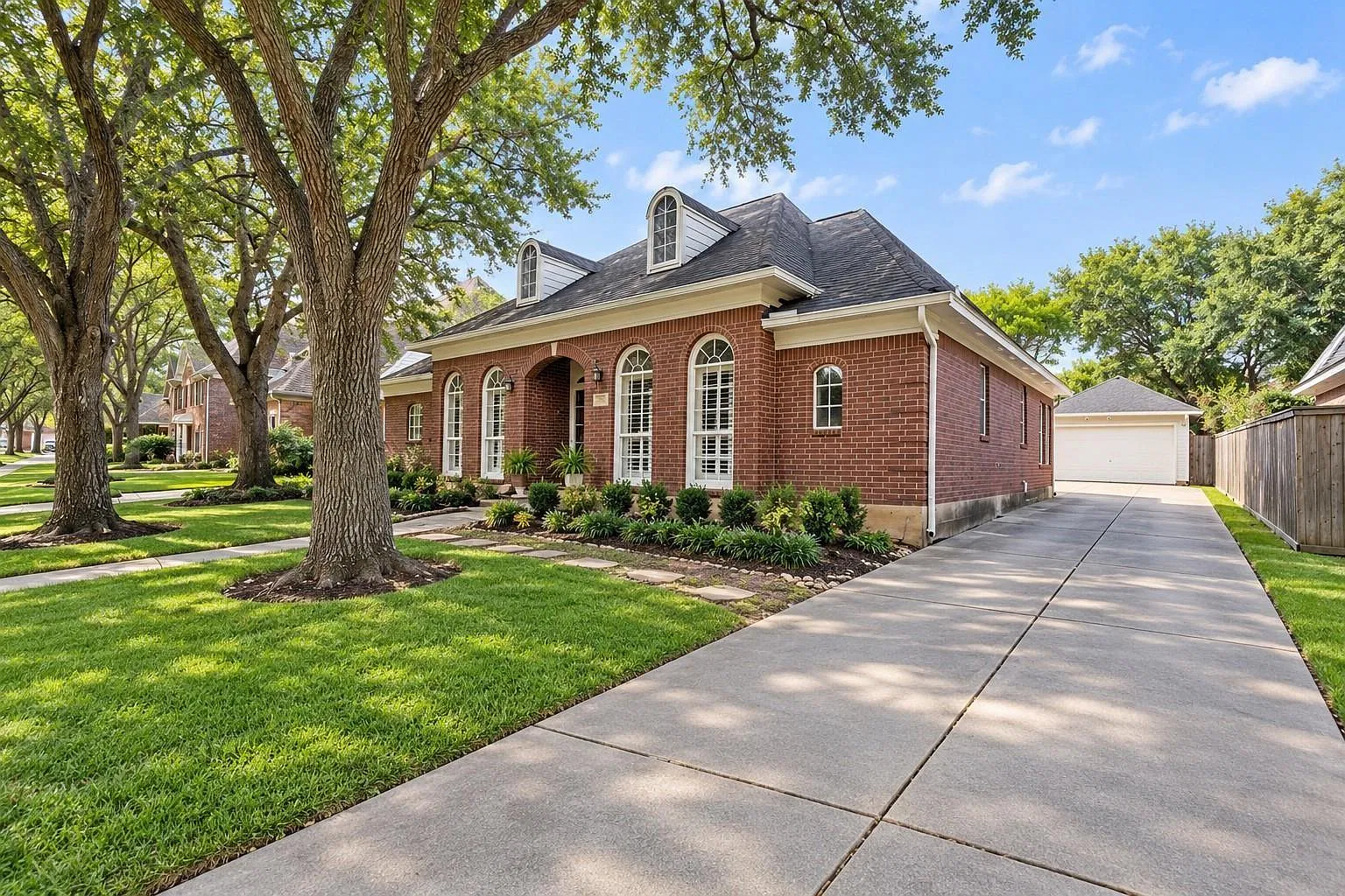 4 bed, 2.5 bath, 2766 sqft, $2,450 — Photo 3