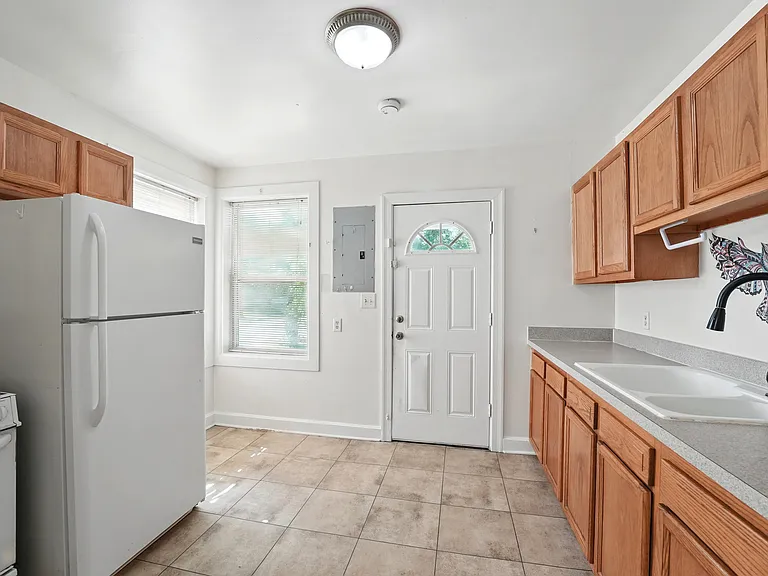 830 Nelson St — Photo 11
