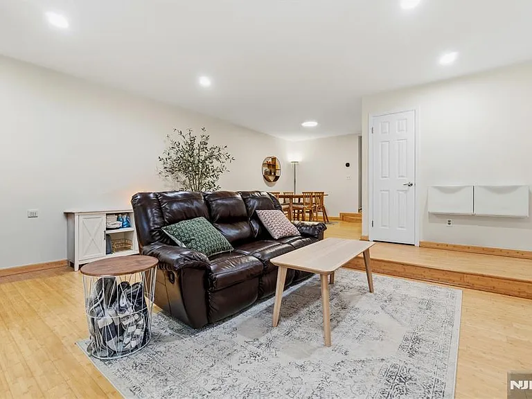 546 Windsor Dr — Photo 10