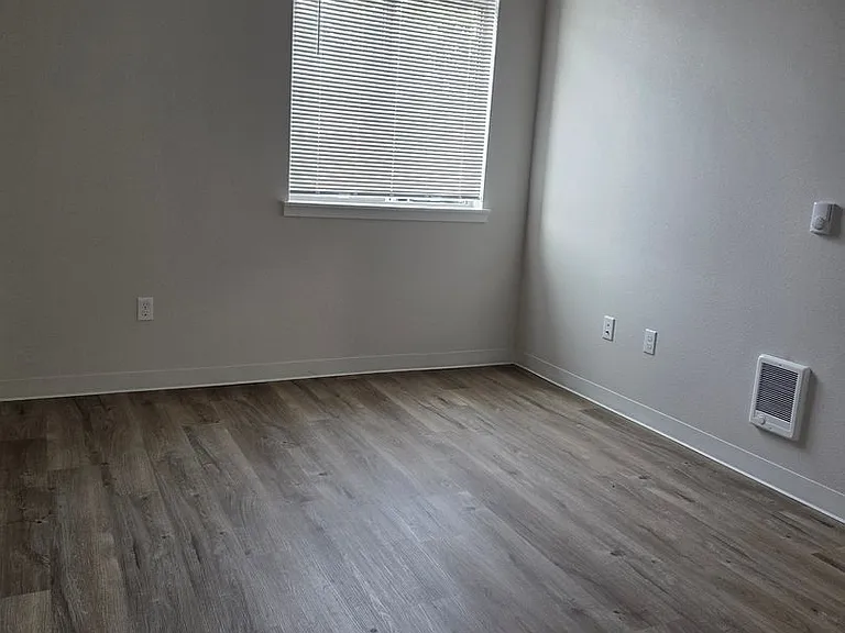 60 Alder Ave — Photo 6