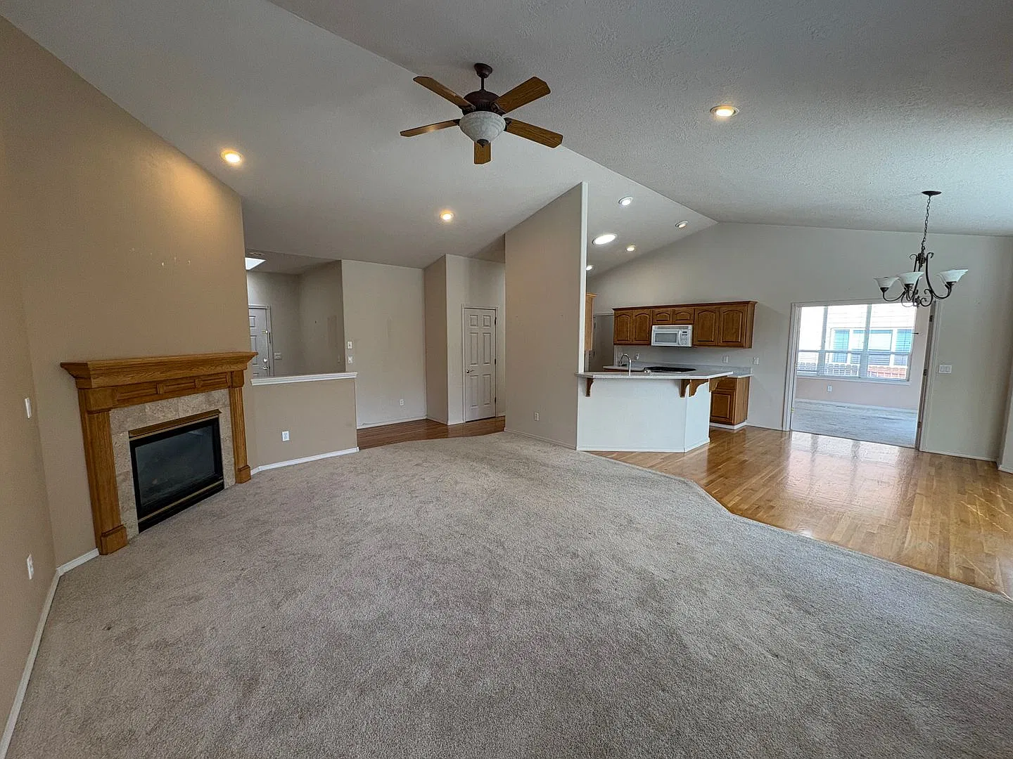 Spacious 4 Bed/ 2.5 Bath Single Family Home - SE Bend — Photo 2