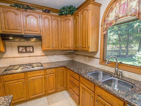 3rd image of 7826 Glengate Dr