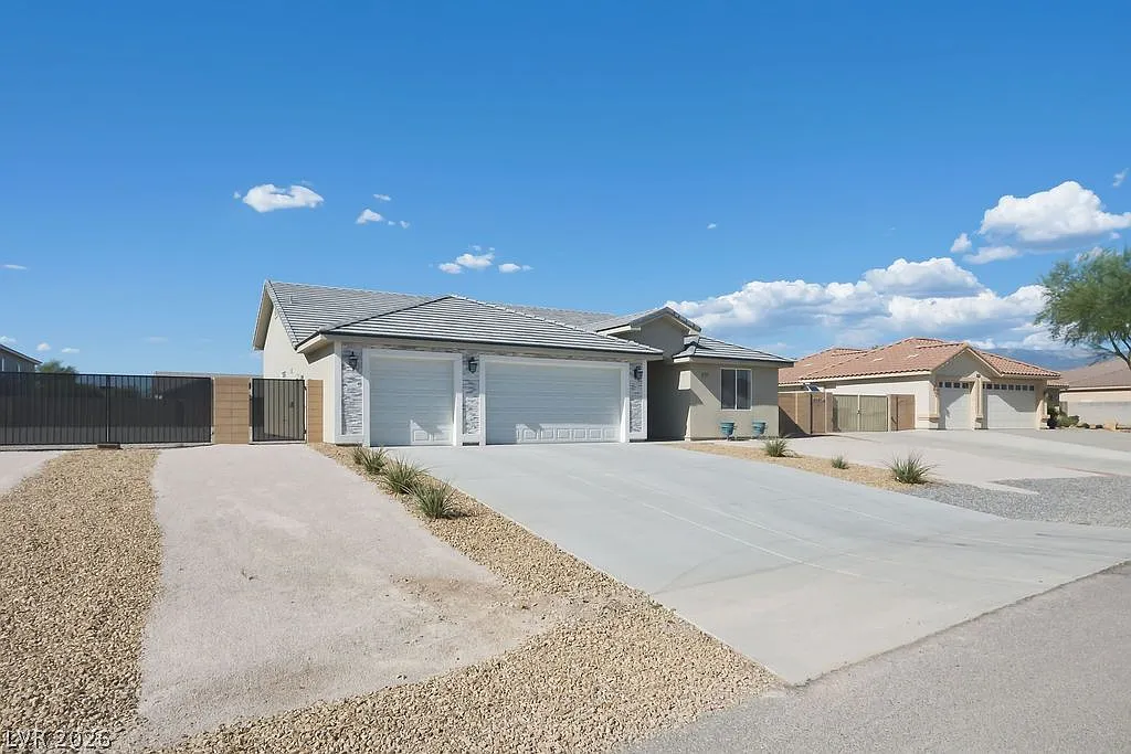 3 bed, 2.5 bath, 2095 sqft, $2,250 — Photo 2