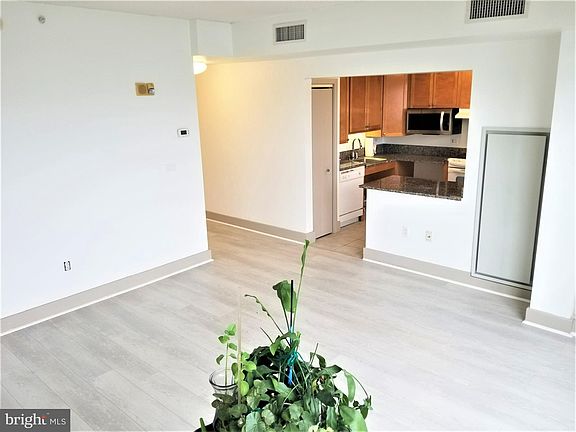 3rd image of 717 S Columbus Blvd Unit 512