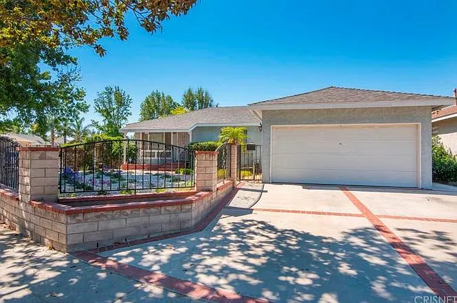 20557 Hart St — Photo 7