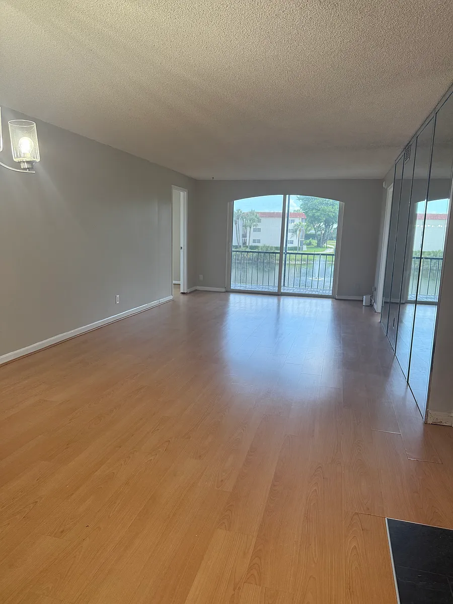 Building Photo - 800 S Hollybrook Dr #205