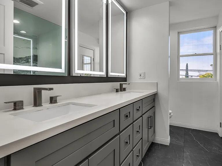1521 Midvale Ave — Photo 15