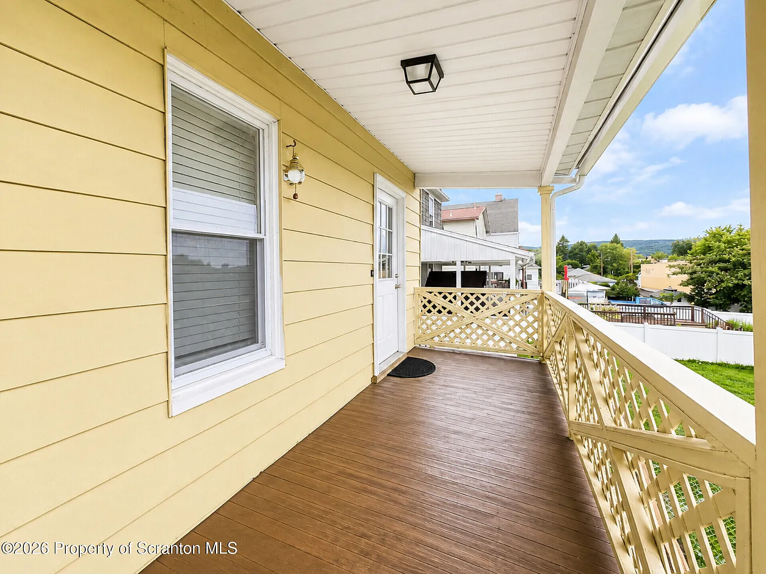 4 bed, 1.0 bath, 1400 sqft, $1,550 — Photo 3