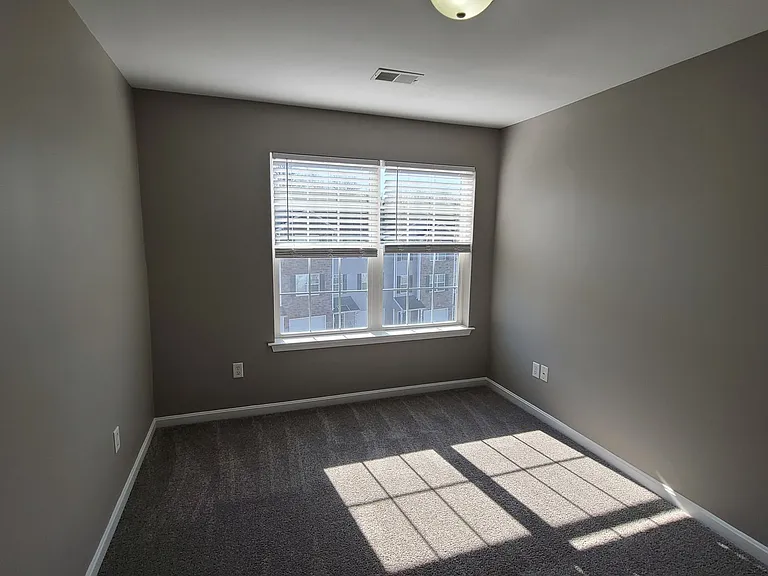 230 Crown Ct — Photo 36