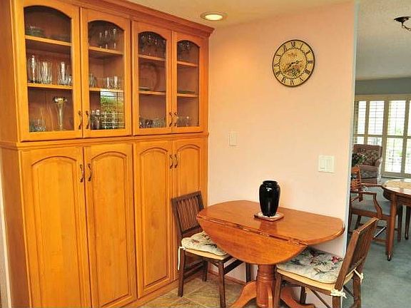 Eating Area w/Built-In