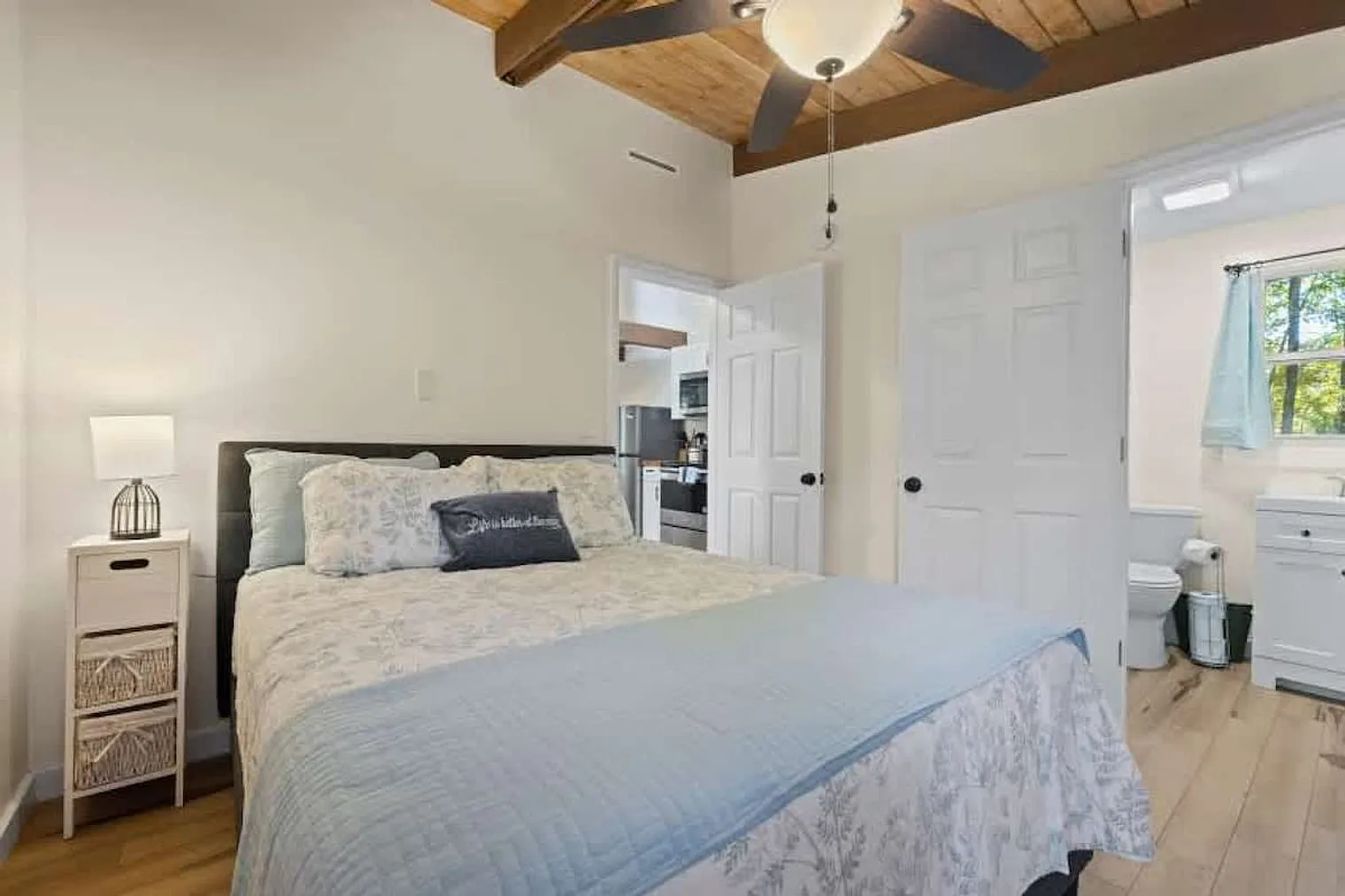 1 bed, 1.0 bath, 398 sqft, $2,306 — Photo 3