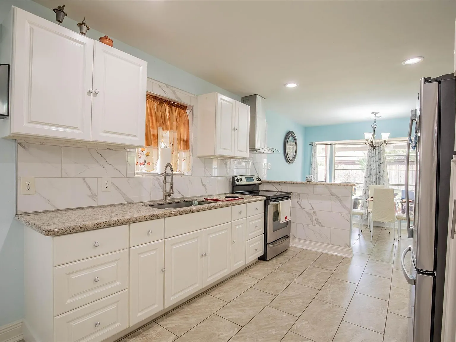 4 bed, 2.0 bath, 2323 sqft, $1,900 — Photo 4
