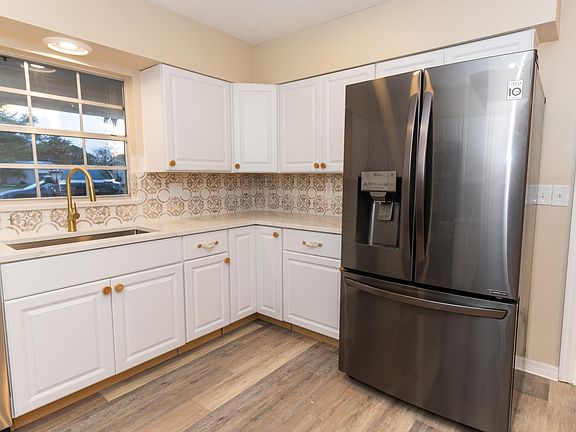 2nd image of 1905 Colonial Road