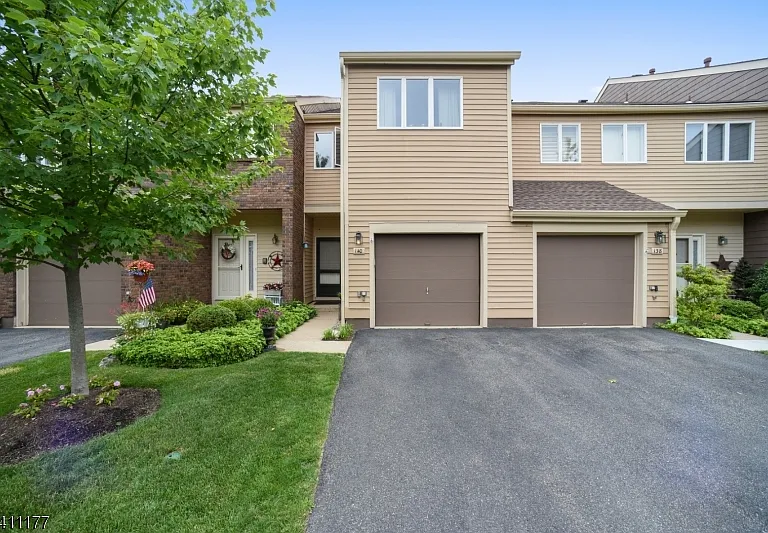 140 Kingston Ct — Photo 1
