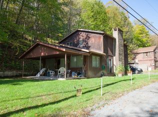 101 Lazy River Rd, Greentown, PA 18426