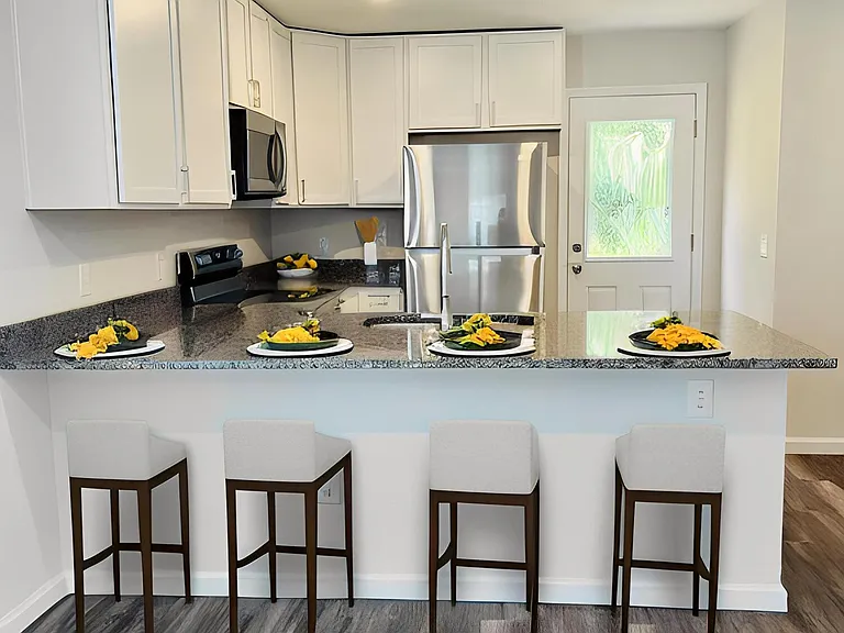 535 S Woodlawn St — Photo 3