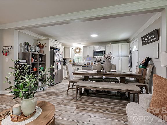5th image of 531 Stilwell Oaks Cir