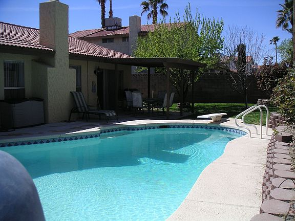 Heated pool 7'deep with self cleaner, and integrated jacuzzi