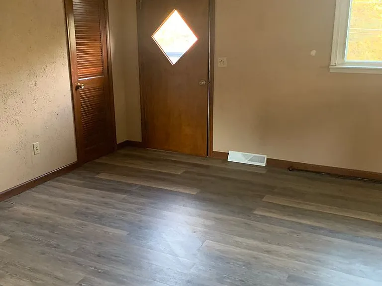 165 Greyland Dr — Photo 2