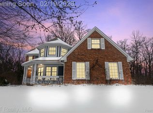 10788 Eagle Cove Dr, South Lyon, MI 48178