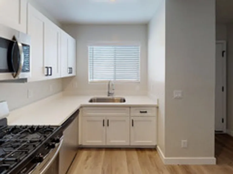 906 E Roma Ave — Photo 29