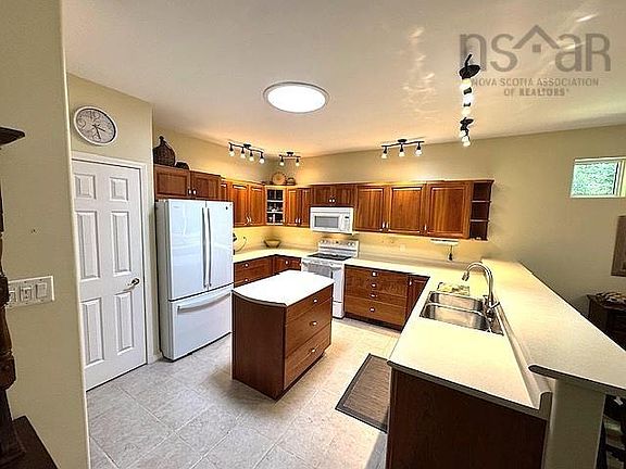 5th image of 374 Brady St