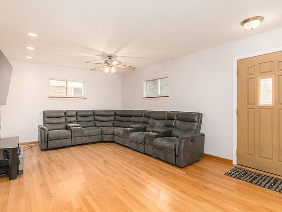 3rd image of 8233 N Octavia Ave