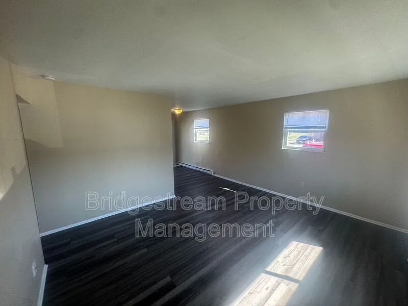2 bed, 1.0 bath, 650 sqft, $995 — Photo 2