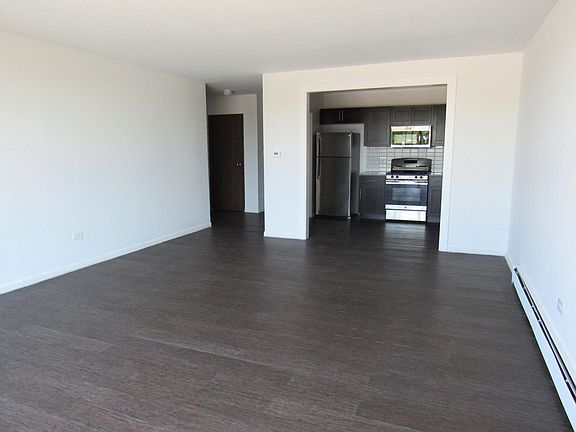 4th image of 523 Des Plaines Ave