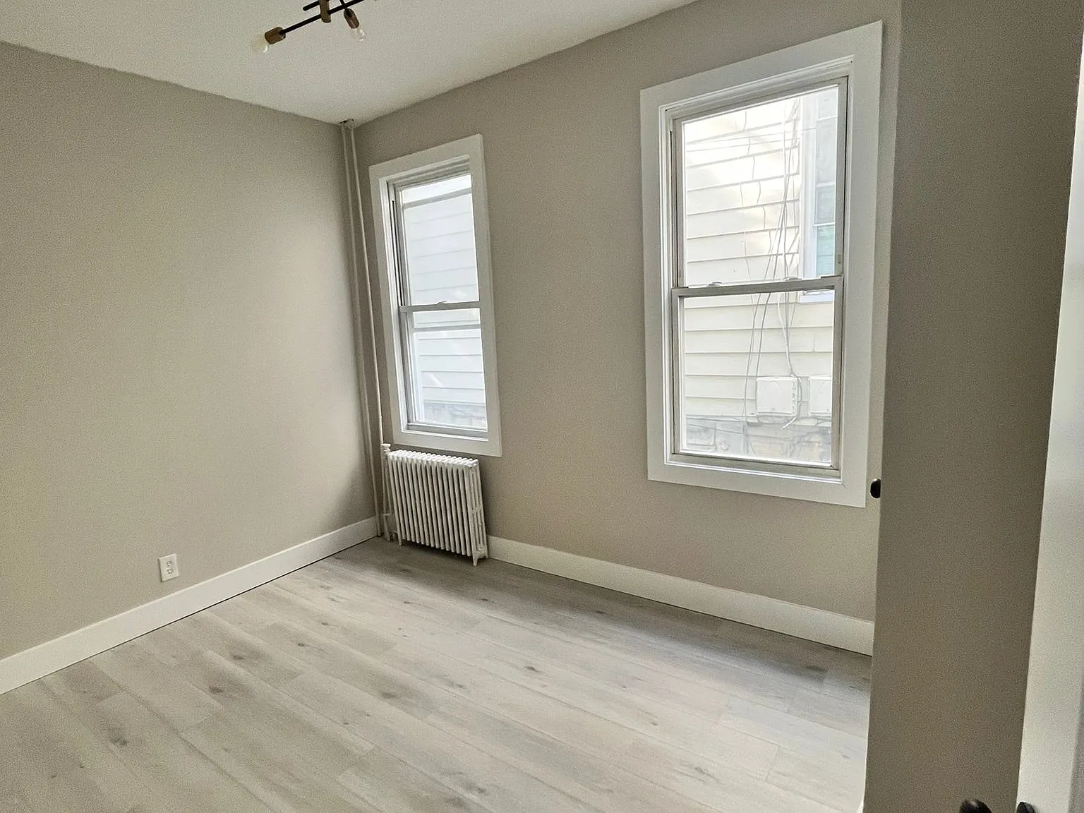 3 bed, 1000 sqft, $2,450 — Photo 3