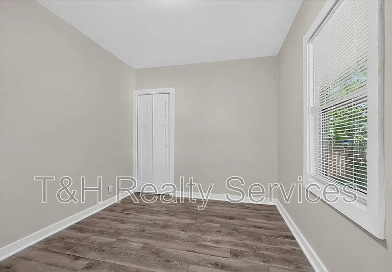 320 W 39th St — Photo 12
