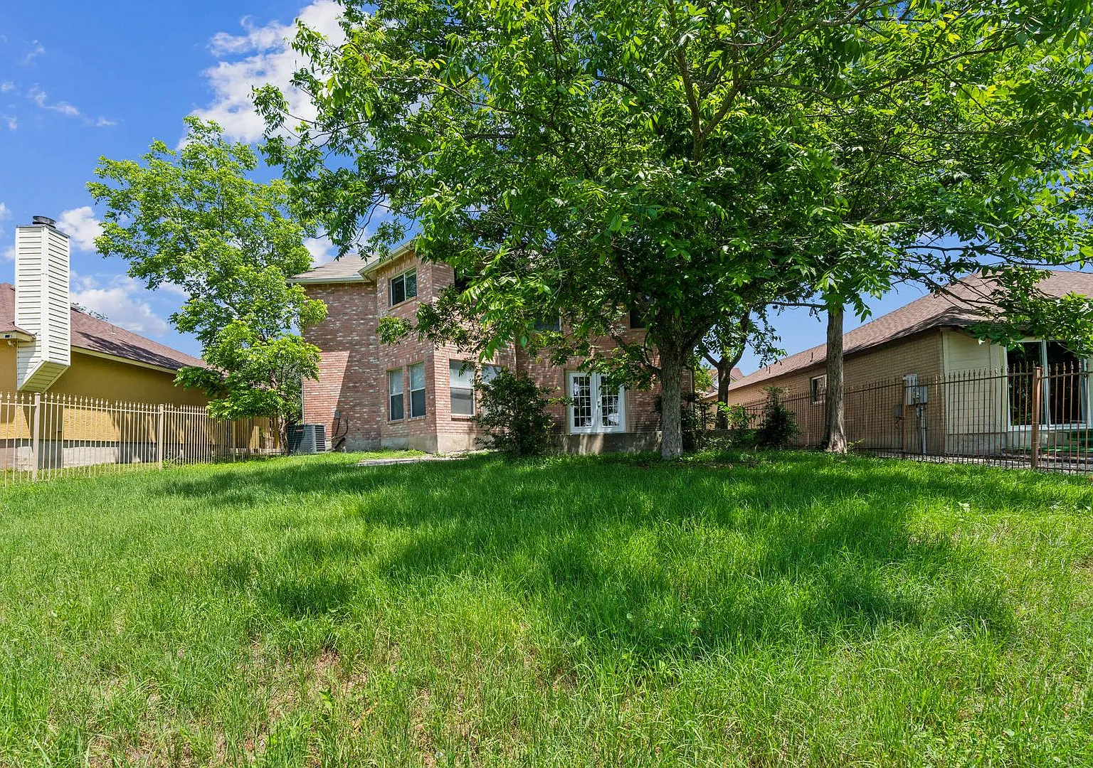 Spacious 4-Bedroom Home with Open Floor Plan & Brick Fireplace — Photo 2