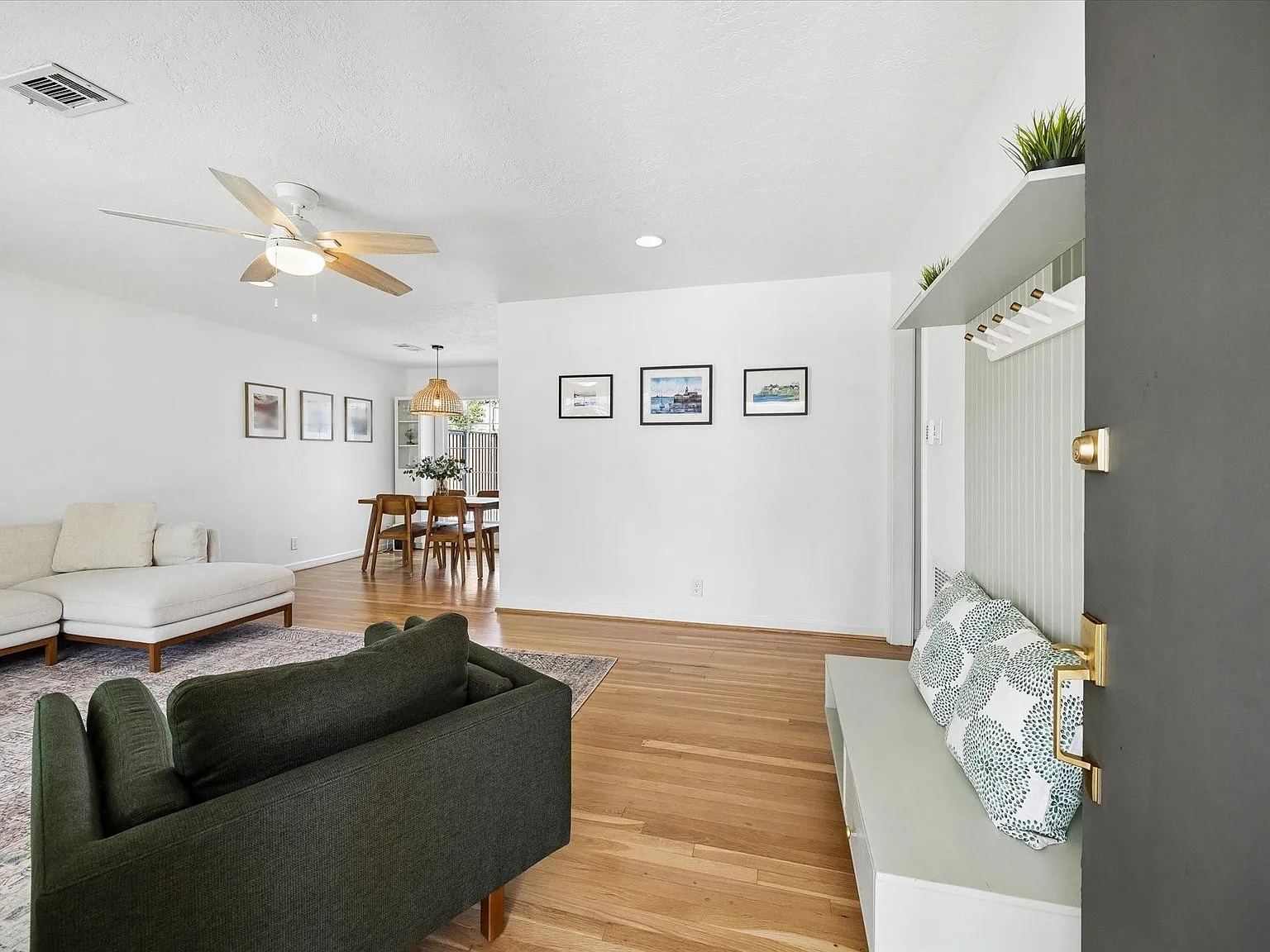 3 bed, 2.5 bath, 1572 sqft, $3,900 — Photo 2