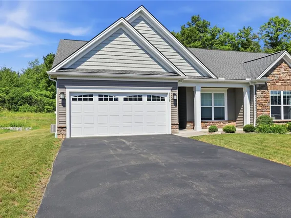 6028 Redfield Dr, Farmington, NY 14425
