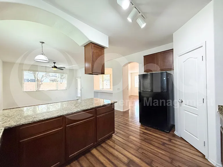 2209 E Pecan Rd — Photo 4