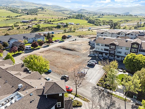 2nd image of 993 Mountain Meadows Cir