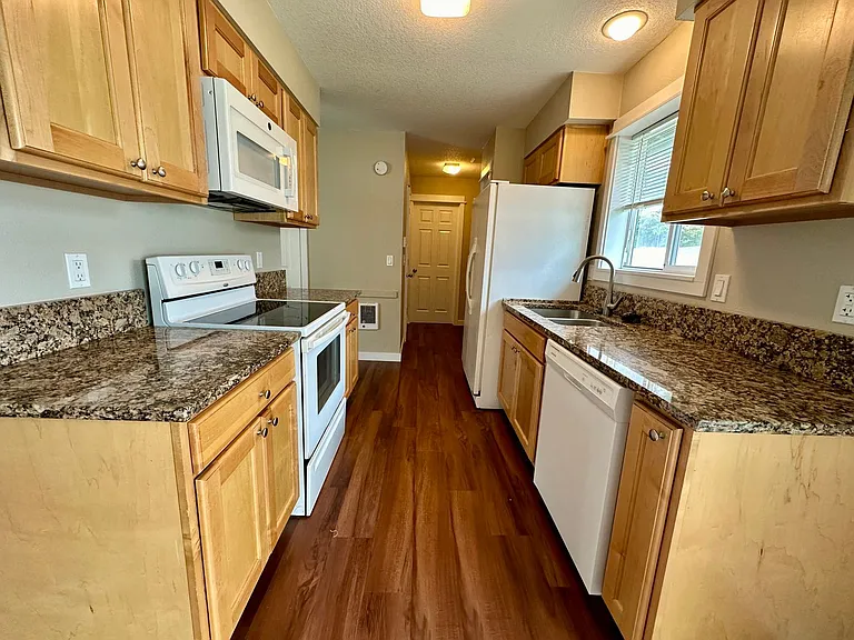 1098 SW Hensley Rd — Photo 8